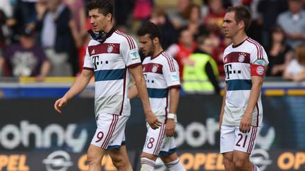 Überraschende Niederlage beim SC Freiburg: Robert Lewandowski, Juan Bernat, Philipp Lahm (v.li.) und der FC Bayern.