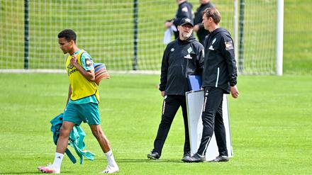 Thomas Schaaf dreht bei Werder die Zeit zurück. Der Trainer wieder mit Flipchart, der junge Felix Agu trägt die Hütchen vom Platz. 