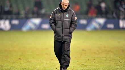Sieht ein bisschen so aus wie Rom 1990, ist aber Bremen 2010: Werder-Trainer Schaaf, allein mit seinen Gedanken.