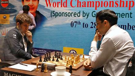Zum Remis gegrübelt. Carlsen und Anand einigten sich kürzesten ihrer bisher sieben Duelle auf ein Unentschieden. 