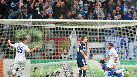 Jefferson Farfan (r.) trifft zum 1:0 für Schalke. Klaas-Jan Huntelaar freut sich - und legt später das 2:0 und 3:0 nach.