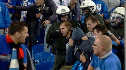 Im Streit um den massiven Polizei-Einsatz beim Playoff-Spiel Schalke gegen Saloniki hat der Revierklub schwere Vorwürfe erhoben.