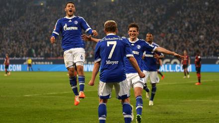 Komm in meine Arme. Schalkes 1:0-Torschütze Meyer lässt sich feiern.