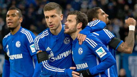 Schalkes Tranquillo Barnetta (2.v.r.) freut sich mit Eric Maxim Choupo-Moting (l), Matija Nastasic (2.v.l.) und Kevin-Prince Boateng über sein Tor zum 1:0.