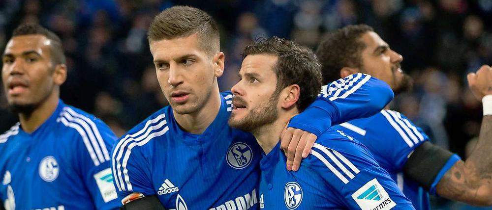 Schalkes Tranquillo Barnetta (2.v.r.) freut sich mit Eric Maxim Choupo-Moting (l), Matija Nastasic (2.v.l.) und Kevin-Prince Boateng über sein Tor zum 1:0.