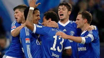 Ich war's! Schalkes Joel Matip (2. v. l.) lässt sich nach seinem Führungstreffer feiern.