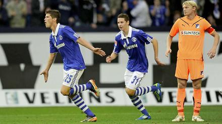 Torjäger Huntelaar (l.) erzielte zwei Treffer beim 3:1-Sieg gegen Hoffenheim. Julian Draxler (r.) bereitete insgesamt zwei Tore vor.