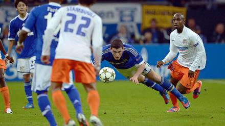 Mit höchstem Einsatz. Schalkes Verteidiger Kyriakos Papadopoulos (blau) und Montpelliers Angreifer Souleymane Camara kämpfen um den Ball.