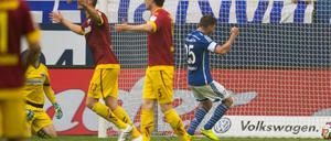 Ernüchterung bei den Paderbornern - im Hintergrund jubelt Schalkes Klaas-Jan Huntelaar über seinen Siegtreffer.