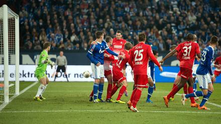 Der Ball fliegt nach einer Ecke zum 1:0 ins Tor von Freiburgs Torwart Oliver Baumann (l).