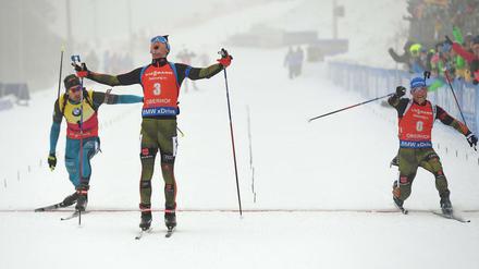 Was für ein Finale! Simon Schempp sprintet am Sonntag im Massenstart zum Sieg in Oberhof.