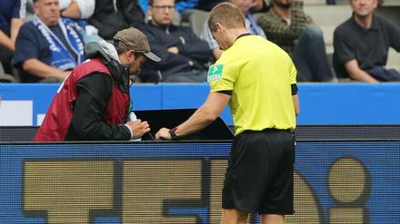 Schiedsrichter Referee Tobias Welz musste auch das ein oder andere Mal den Videobeweis heranziehen.