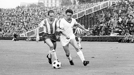 Hans-Günter Schimmöller im Zweikampf mit Roland Weida vom FK Pirmasens während der Aufstiegsrunde aus der Regionalliga am 26.06.1966.