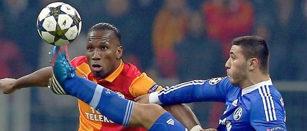 Berechtigter Einsatz? Istanbuls Didier Drogba (links) gegen Schalkes Sead Kolasinac.