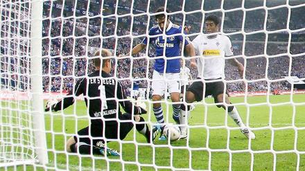 Raul macht den Unterschied: der Spanier stocherte den Ball zum 1:0-Sieg der Schalker gegen Gladbach ins Netz.