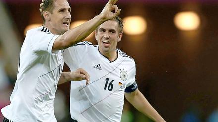 Zwei Torschützen vereint im Jubel: Miroslav Klose und Philipp Lahm nach dem 3:1.