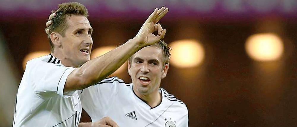 Zwei Torschützen vereint im Jubel: Miroslav Klose und Philipp Lahm nach dem 3:1.