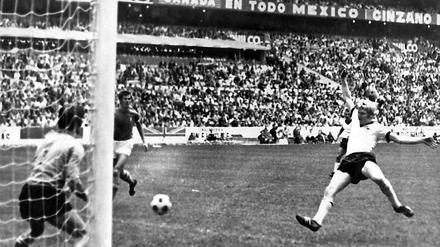 Im Halbfinale 1970 gegen Italien gelingt Karl-Heinz Schnellinger der Ausgleich.