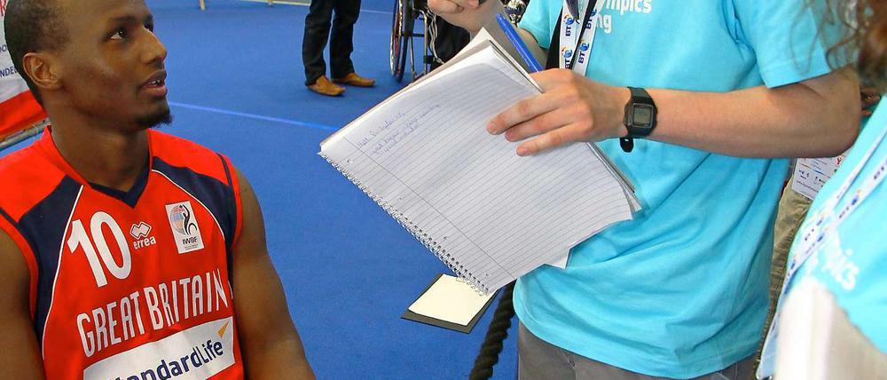 Benjamin Scholz und Alisha Mathis, Schülerreporter der "Paralympics Zeitung" interviewen den Rollstuhlbasketspieler Abdillah Jama (GBR) beim "BT Paralympic World Cup" in der Manchester.
