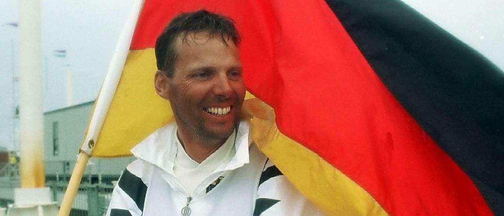 Jochen Schümann, 61, hier nach seinem dritten Olympiasieg, wurde 1976, 1988 und 1996 Olympiasieger. Mit dem Schweizer Team Alinghi gewann er als Sportdirektor 2003 und 2007 den America's Cup.