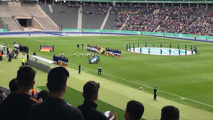 Mit den Nationalhymnen wird das Schüler-Länderspiel zwischen Deutschland und Frankreich eröffnet.