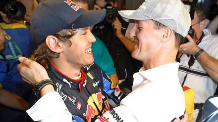 Alter und neuer Meister: Rekordweltmeister Michael Schumacher (rechts) gratuliert Sebastian Vettel.