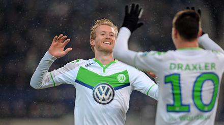 Unter sich. André Schürrle und Julian Draxler trafen für Wolfsburg gegen Hannover.