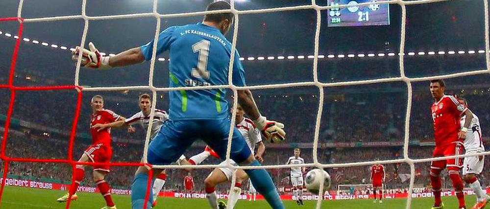 Der Anfang vom Ende für die Hoffnungen der Lauterer. Bastian Schweinsteiger (l.) trifft per Kopf zum 1:0 für den FC Bayern.