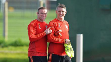 In Nordengland ist es lustig? Wayne Rooney (li.) und Bastian Schweinsteiger haben jedenfalls ihren Spaß.