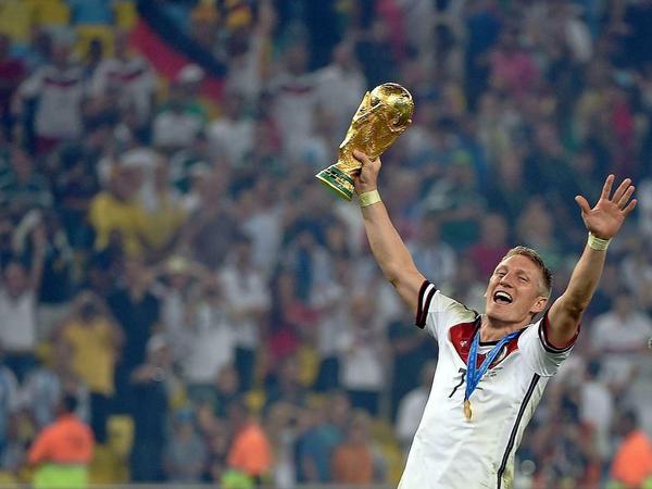 Endlich! Bastian Schweinsteiger und die deutsche nationalmannschaft gewinnen den WM-Pokal mit einem 1:0-Sieg über Argenitnien