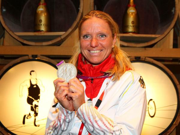 Alles lief rund. Hier freut sich Kirsten Bruhn als damals noch aktive Schwimmerin der deutschen paralympischen Mannschaft über ihre Silbermedaillen beim Empfang im "Deutschen Haus" im Museum of London Docklands während der Paralympics 2012 in Großbritannien.