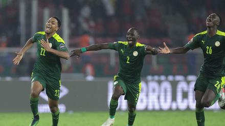 Die Spieler aus dem Senegal freuen sich über den Sieg.
