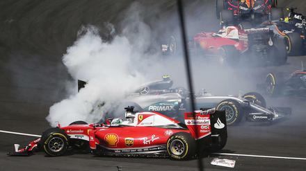 Crash in er ersten Kurve. Vettel im Ferrari rammt Rosberg, der immerhin noch weiterfahren kann und am Ende Dritter wird.