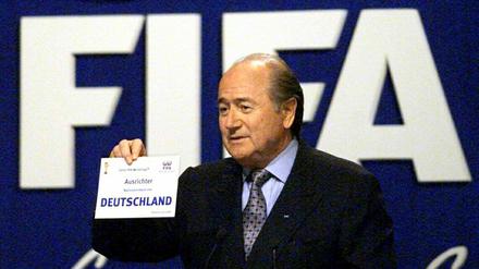 Erkauft? Fifa-Präsident Joseph Blatter gibt im Jahr 2000 bekannt, das Deutschland die WM 2006 ausrichten wird. 