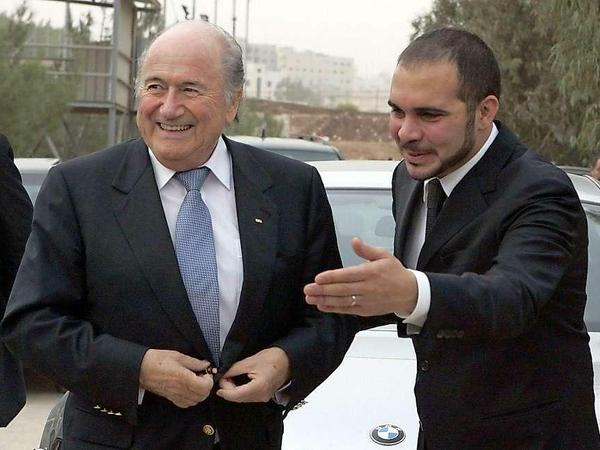 Fifa-Präsident Joseph Blatter (l.) und sein Herausforderer Prinz Ali bin Al-Hussein.