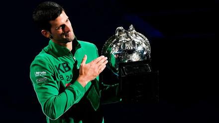 Sein achtes Mal. Novak Djokovic hat die Australian Open gewonnen.