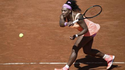 Mit Kraft und ein bisschen Fieber. Serena Williams kämpft sich zum dritten Sieg bei den French Open.