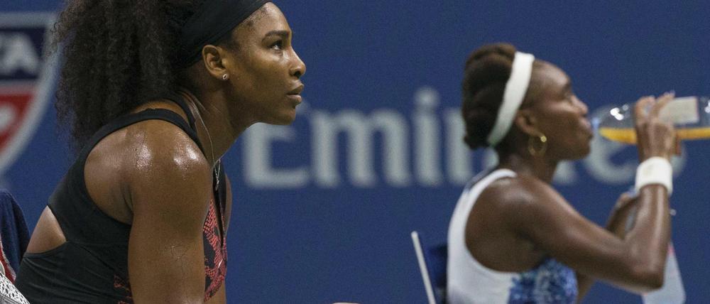 Serena Williams (links) gewann das Viertelfinale der US Open gegen ihre Schwester Venus.
