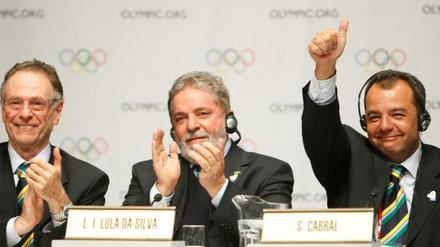 Daumen hoch: Sergio Cabral (r.) freute sich am 2. Oktober 2009, als Rio den Zuschlag für die Olympischen Spiele 2016 bekam. Inzwischen sitzt der Mann im Gefängnis.