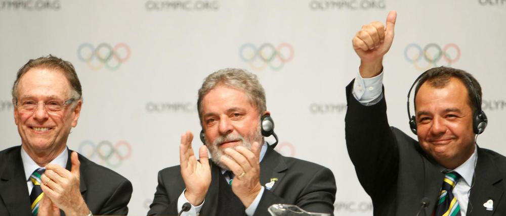 Daumen hoch: Sergio Cabral (r.) freute sich am 2. Oktober 2009, als Rio den Zuschlag für die Olympischen Spiele 2016 bekam. Inzwischen sitzt der Mann im Gefängnis.