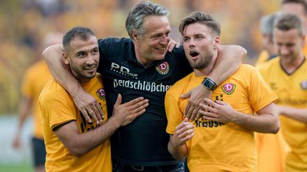 Dresdens Trainer Uwe Neuhaus (M.) gratuliert Akaki Gogia (l.) und Niklas Kreuzer zur Sensation im DFB-Pokal.