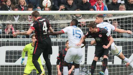 Viel Kampf und am Ende drei Punkte. Eintracht Frankfurt hofft im Abstiegskampf wieder.