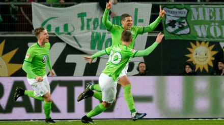 Na bitte. Wolfsburgs Jeffrey Bruma (hinten) bejubelt seinen Treffer zum 1:0 gegen Frankfurt mit Yannick Gerhardt (l) und Paul Seguin (vorne). 