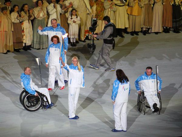 Sergej Shilov (links im Bild) entzündete zusammen mit Olesya Vladikina das Paralympische Feuer.