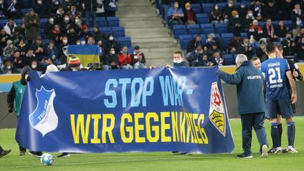 „Stop war - wir gegen Krieg“, hieß es auf einem großen Plakat, das die TSG 1899 Hoffenheim und der VfB Stuttgart vor dem Spiel hielten.