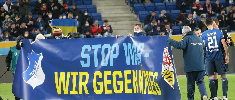 „Stop war - wir gegen Krieg“, hieß es auf einem großen Plakat, das die TSG 1899 Hoffenheim und der VfB Stuttgart vor dem Spiel hielten.
