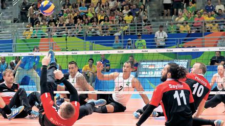 Paralympisches Spektakel. 2016 duellieren sich Brasilien und Deutschland im Sitzvolleyball in der Vorrunde.