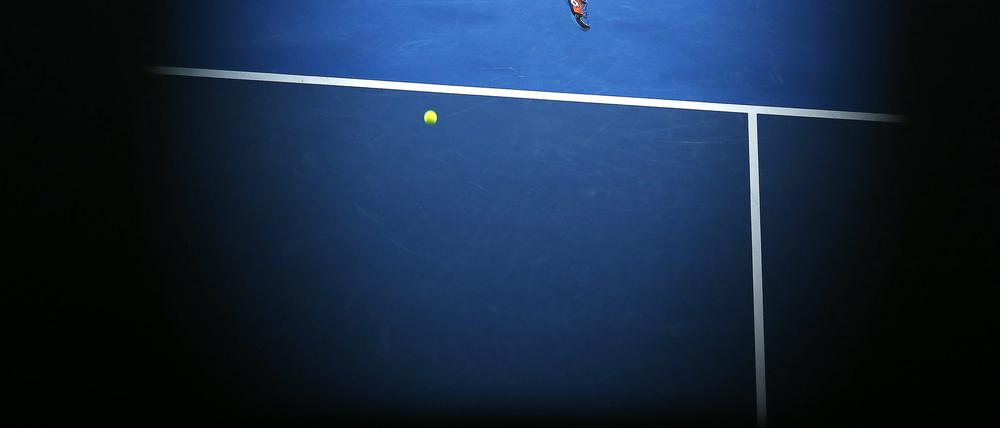 Im Halbdunkel. Wurde bei den Australian Open (auf dem Bild der Spanier David Ferrer in einem Einzel) eine Partie im Mixed-Wettbewerb verschoben?
