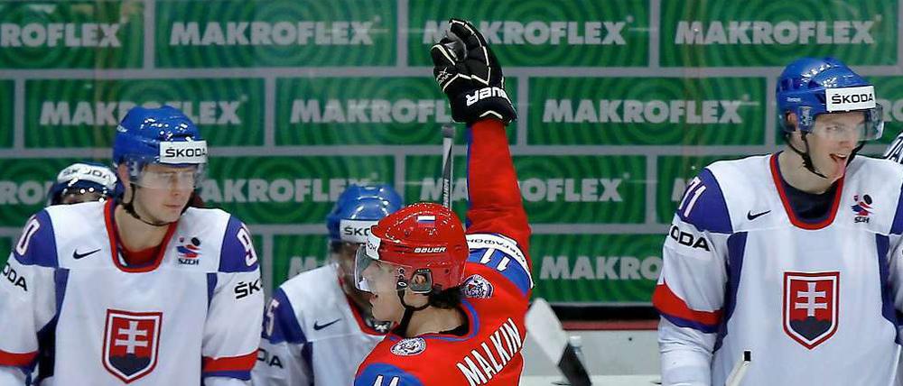Triumphator: Der wertvollste Spieler des WM-Turniers, Jewgeni Malkin, bejubelt im Finale seinen Treffer für Russland. Die unterlegenen slowakischen Ersatzspieler schauen zu. 