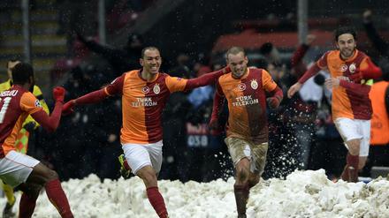 Wesley Sneijder (zweiter von rechts) schoss in der 85. Minute für Galatasaray das Siegtor. 